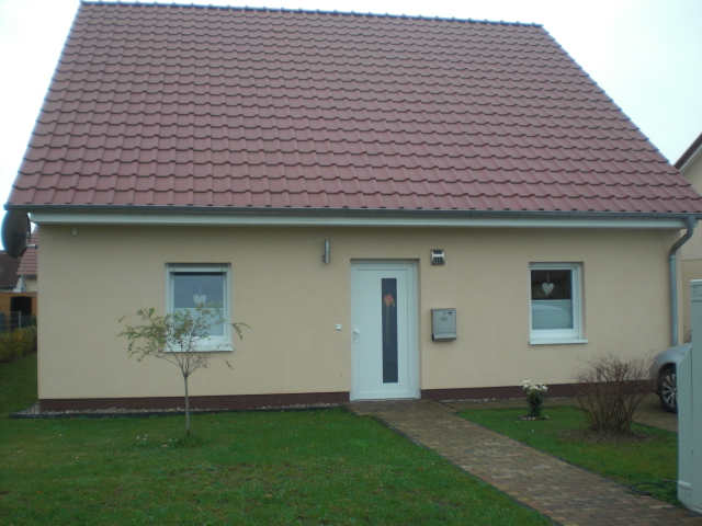Freistehendes Einfamilienhaus mit Satteldach und gepflegtem Garten, Bauträgerprojekt Treskow