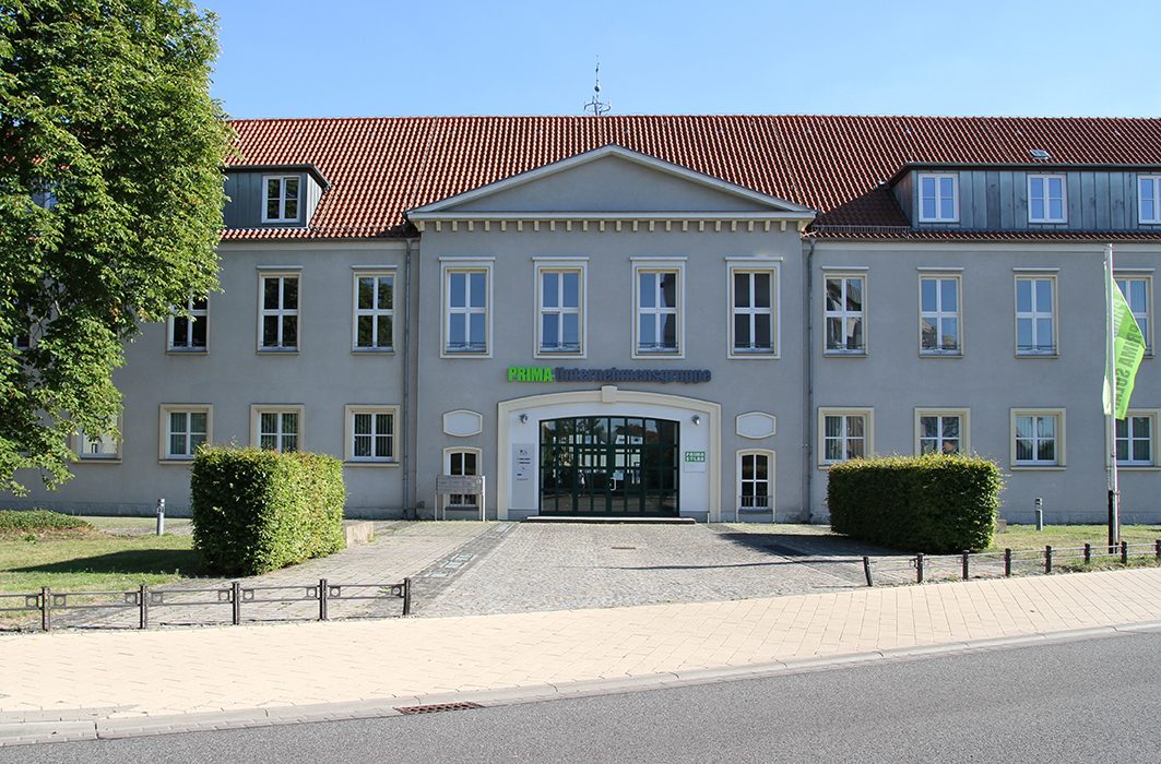 Saniertes Studentenwohnheim in der Junckerstraße Neuruppin mit grauer Fassade und rotem Walmdach