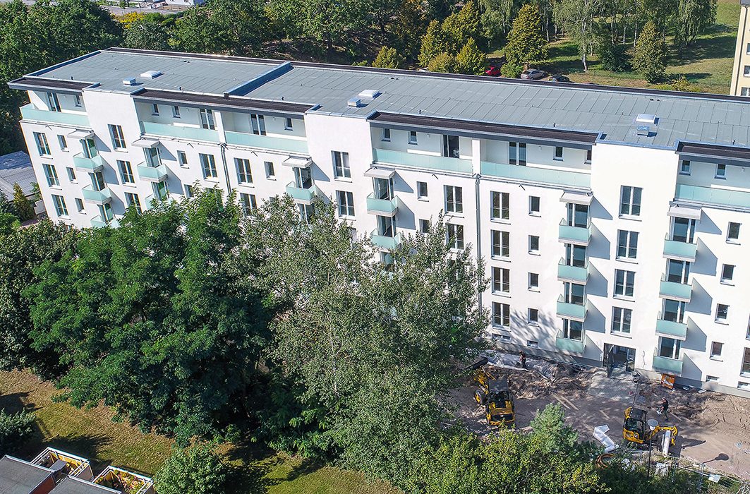 Modernes weißes Wohngebäude mit türkisen Balkonen in Oranienburg, Walther-Bothe-Straße, Luftaufnahme