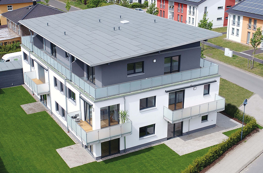 Moderne dreigeschossige Wohnanlage am Fehrbelliner Tor in Neuruppin mit Glasbalkonen, Luftaufnahme